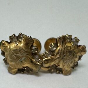 Elegant Gold Floral Earrings Vintage screw-back closure